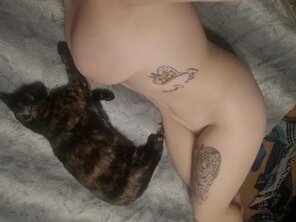 foto amateur Snuggling with the kitty ðŸ˜˜