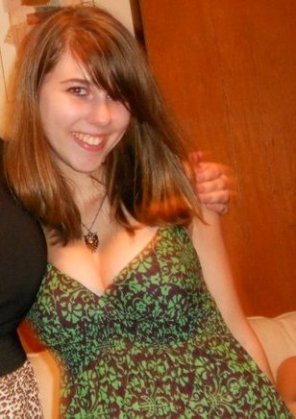 foto amadora Showing Off Cleavage