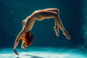foto amadora Underwater gymnastics