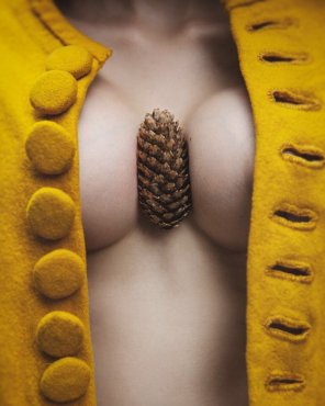 amateur-Foto On Yellow Sweater