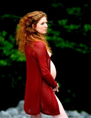 amateur photo Red hair, red clothes, pale belly, pink nipple, blue eyes