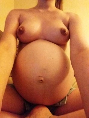 foto amateur 30yo petite GF doesn't think she's sexy at 7 months but she's so wrong.