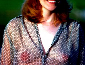 foto amadora Braless MILF in a see through blouse