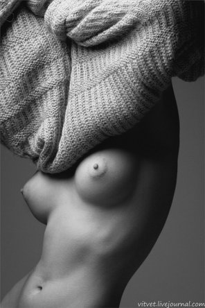 photo amateur Taking off her sweater