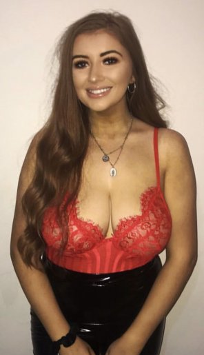 foto amadora Bursting from her lacy ret top