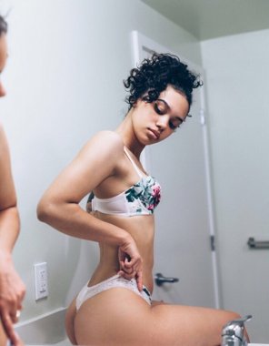 amateurfoto Checking herself out