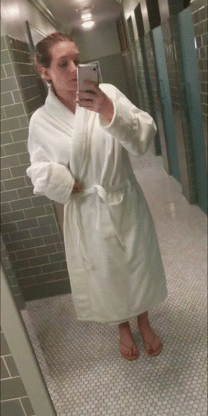 foto amateur Take a peek under my robe at the spa [oc]