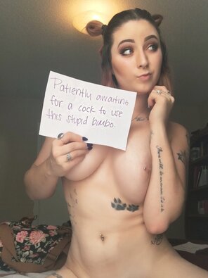 zdjęcie amatorskie 4chan slut shows off and takes requests