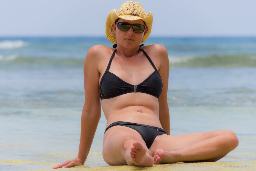 Clip bottom in black 0135-topaz-faceai-enhance-1.7x