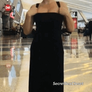 foto amateur Revealing from a long black dress in public