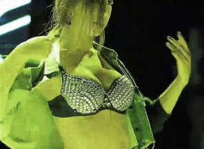 foto amadora Korean KPop Stage Performer Shows Great Unintentional Under Boob - Wardrobe Malfunction?