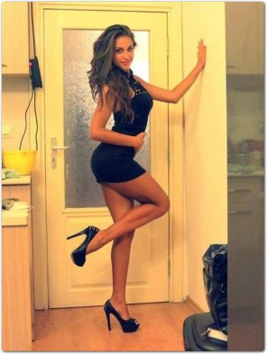 foto amatoriale Black dress and heels