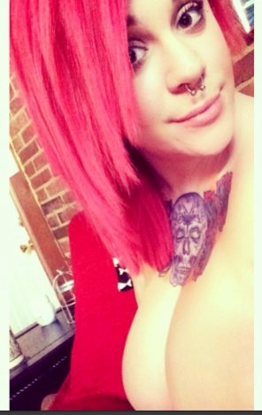 photo amateur Pink hair, piercing, tattoo