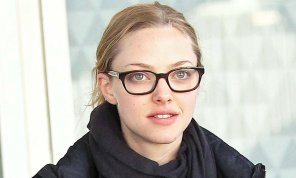 amateur photo Amanda Seyfried, with glasses and no makeup