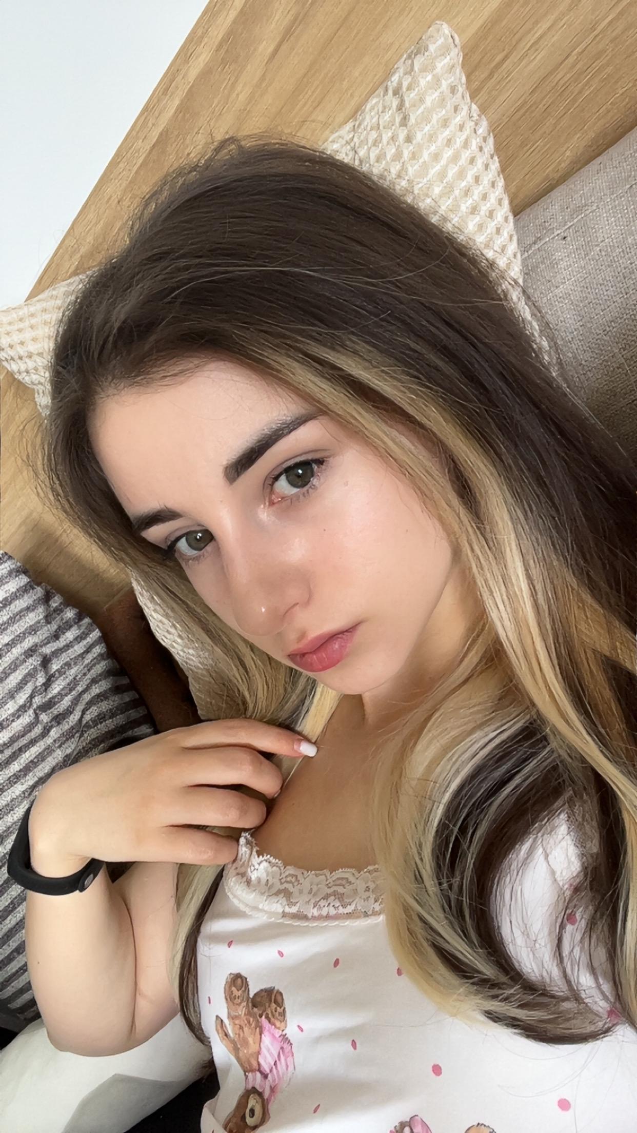 amateur photo Only for my followers on Reddit, a FREE SUBSCRIPTION to my exclusive Onlyfans page __