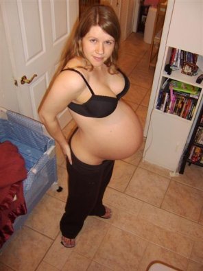 zdjęcie amatorskie High angle of lovely pregnant woman
