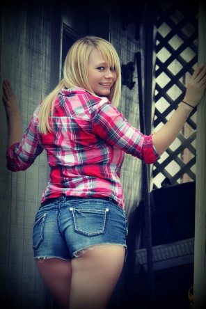 foto amateur Blonde booty jean shorts
