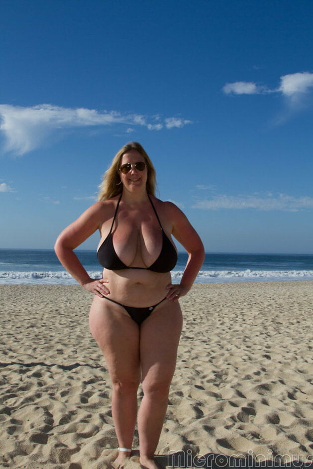 Think ahead baggage for Curvy blonde with huge boobs in a tiny bikini Porn Pic - EPORNER