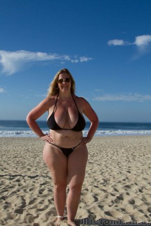 amateur photo Curvy blonde with huge boobs in a tiny bikini