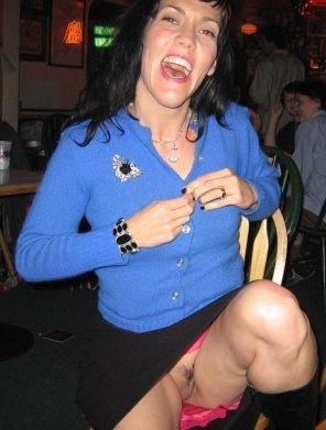 foto amatoriale Upskirt at a bar - No Panties
