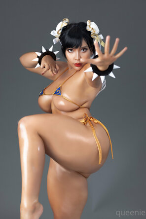 photo amateur Queenie Chuppy - Chun-Li Bikini (5)