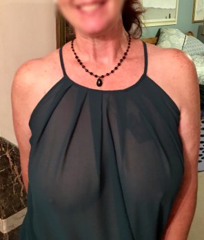 zdjęcie amatorskie Wifey in green top around the house, still working on her wearing it for date night!