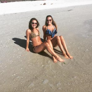zdjęcie amatorskie Sisters at the beach