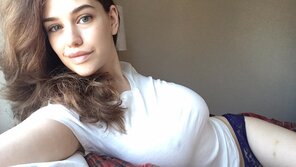 foto amateur The white tee: fashion's underrated MVP. [F]
