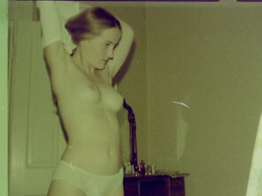 foto amateur Candid shot, shirt coming off. Circa 1970...