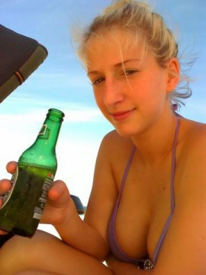 photo amateur Blonde cutie with a beer