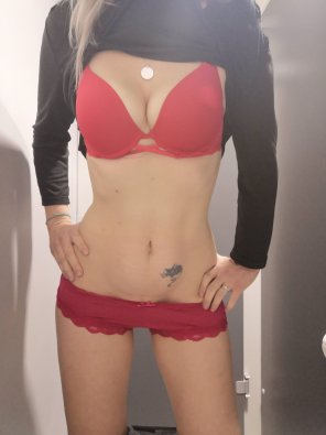 foto amateur Something about red lingerie, just feels sexy, doesn't it? [F]