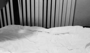 foto amateur Jumping in to bed