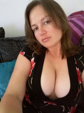 photo amateur Busty British MILF from Devon is obviously keen to try an impress with that deep cleavage [f] [img] [image]
