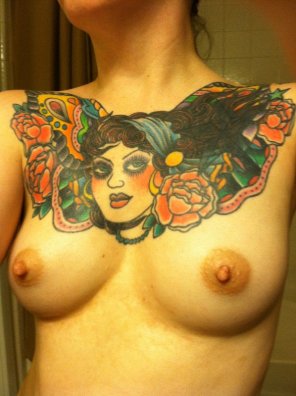 zdjęcie amatorskie Showing off her tattoo