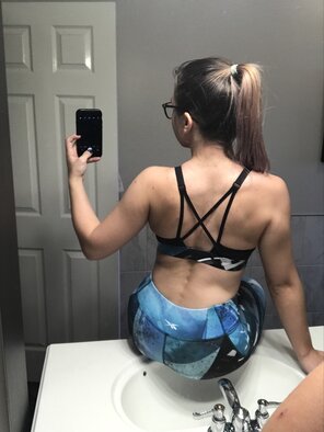 foto amateur Need a workout buddy! You lay down and tell me if my squat technique is any good ;)