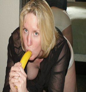 zdjęcie amatorskie Webmodel Kelly Dawn fucking 2 bananas to okc