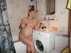 amateur-Foto Odd place to have a candle-lit dinner, but hey, naked pregnant woman with saggy boobs and awesome nipples!