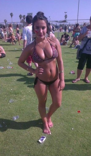 photo amateur Nicely filled bikini top