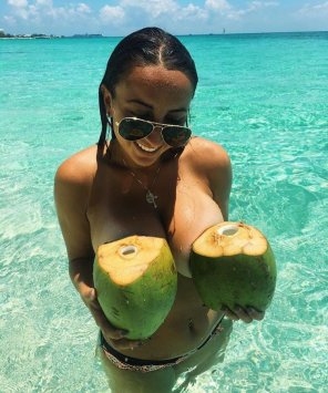 zdjęcie amatorskie PictureThose Are Some Big Coconuts...