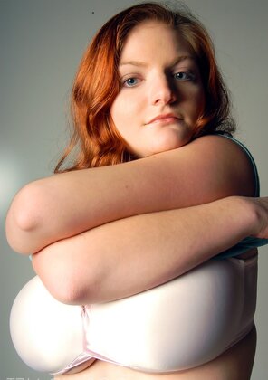 amateur-Foto Annalynn Echoe Matthews removes shirt revealing one of her giant bras Triple DDD/F cups wow