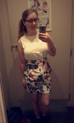foto amateur Trying on dresses. Does this one suit her?