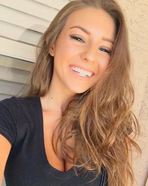 amateurfoto Cleavage and a smile