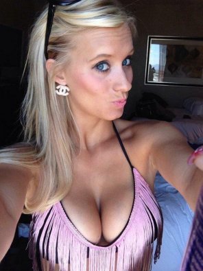 photo amateur Blue eyed busty blonde