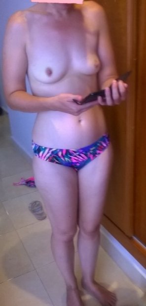 amateur pic 31F, 5.6ft, 133Ibs. Small tits, Is bra needed?