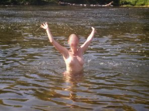 foto amatoriale Hoping of[f] my inner tube from some topless swimming a few years ago in Virginia.
