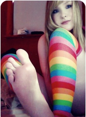 zdjęcie amatorskie Blonde teen with striped socks