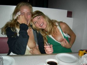 foto amatoriale Duo flashing a boob