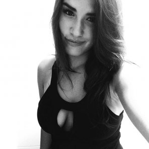 foto amadora Black dress cleavage