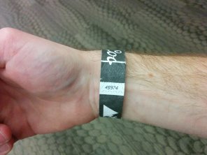 foto amateur Bartender applied my wristband almost perfectly straight