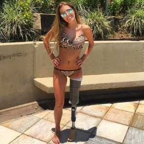 zdjęcie amatorskie With or without both legs she's still hot